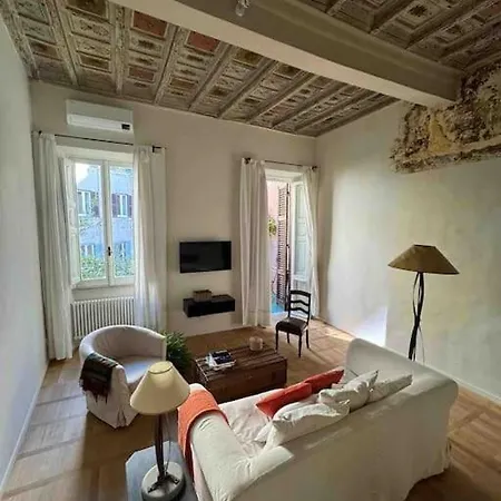 Center, Luxury & History In Via Monserrato Apartment
