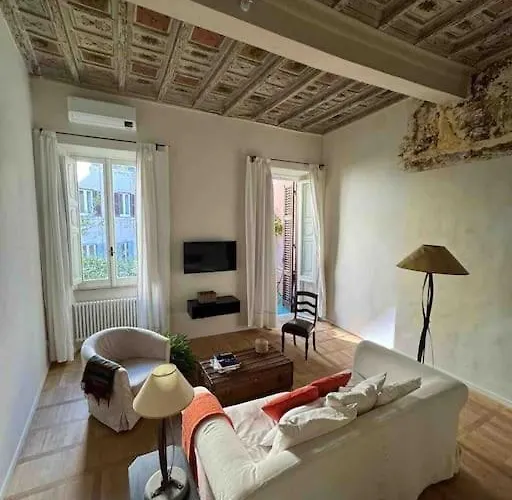 Center, Luxury & History In Via Monserrato Appartement